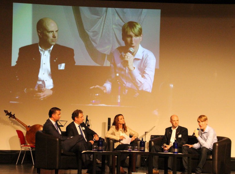 Anna-Gross-Moderatorin-Muenchen-Diskussion-2